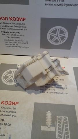 Купити Бачок омивача Toyota Corolla  E18