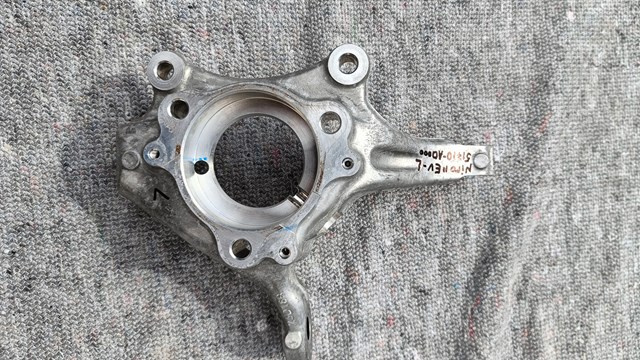 51710AO000 Hyundai/Kia Цапфа поворотна ліва