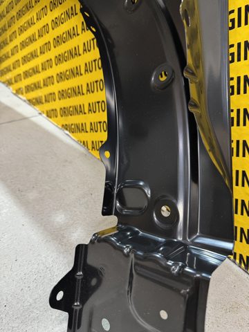 Переднє праве крило Mazda D10E52111C