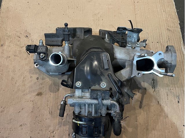 SH0113100B Mazda Колектор впускний