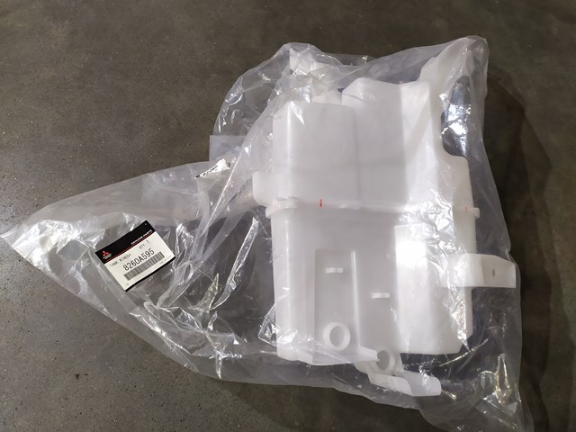 Бачок омивача 8260A595 Mitsubishi