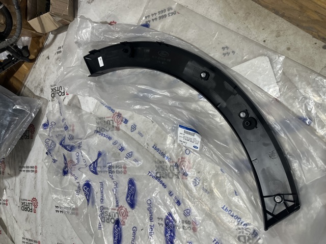KK31V278L00AA5YZ9 Ford Молдинг передньої арки колеса, правий