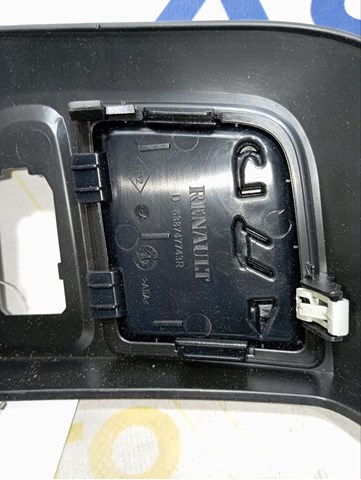 Накладка переднього правого крила Renault (RVI) 638747743R
