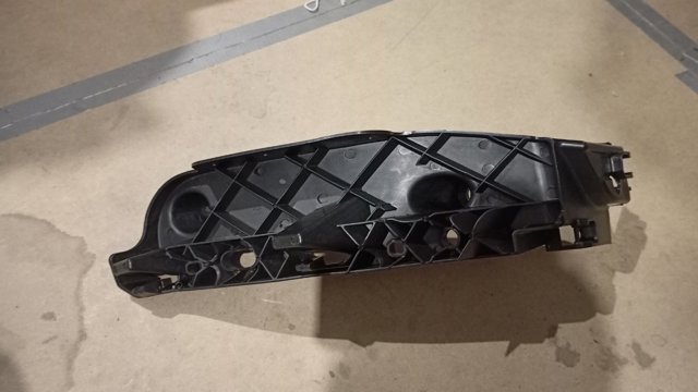 Кронштейн кріплення бампера переднього правий Signeda PDG43227AR