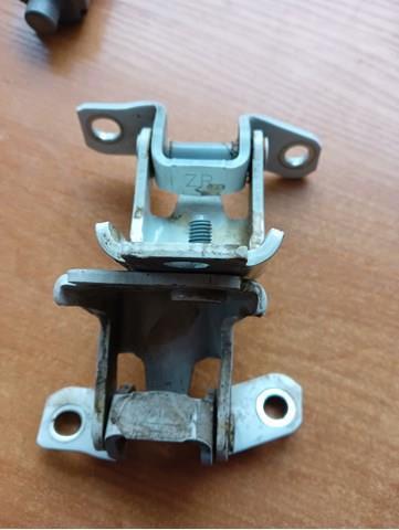 Петля заднтої двері, лівої KB7W73210 Mazda