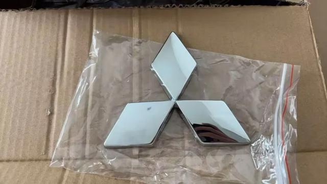 Купити 7415A738 Mitsubishi Емблема решітки радіатора