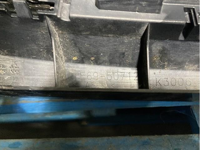 Решітка радіатора TE6950710B Mazda