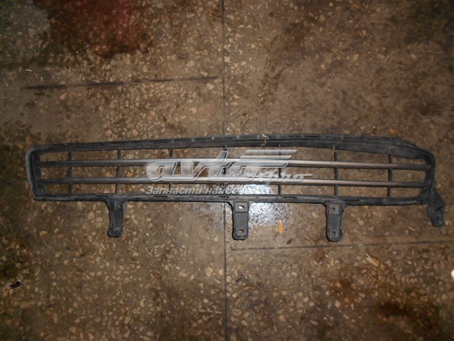 Решітка переднього бампера, центральна Toyota 5310260010