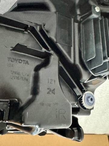 Купити 811100E521 Toyota Права блок фара