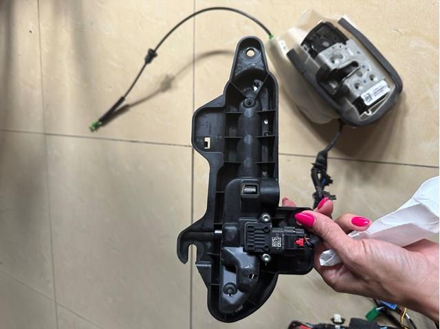 Купити 106896400L Tesla Замок передньої лівої двері