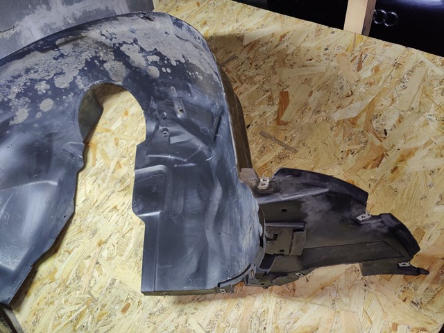 Підкрилок переднього крила, правий на Audi Q3  F3B