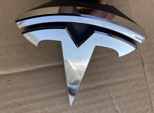 Емблема на решітку радіатора Tesla 104788400D ціна, від 40.81 USD