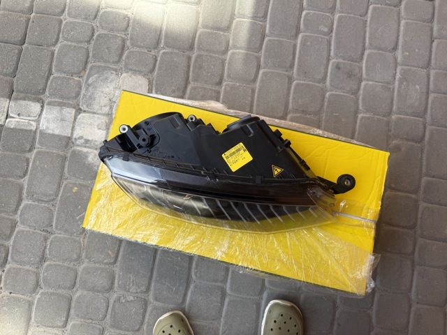 Фара передня права Magneti Marelli LPO461