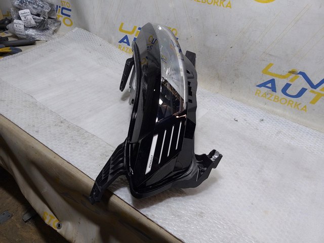 Фара передня права Renault (RVI) 260102443R