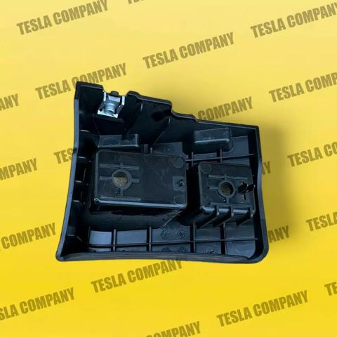 150696800A Tesla Супорт/кронштейн кріплення заднього ліхтаря, лівий