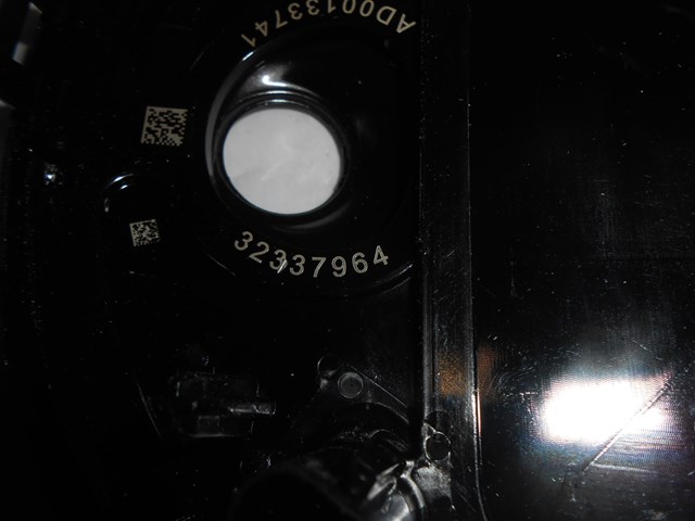 Емблема решітки радіатора Volvo 32337964