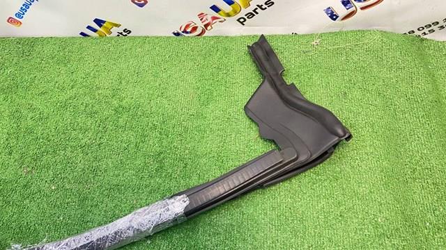 147204500A Tesla Ущільнювач скла передніх дверей правої, внутрішній (планка)