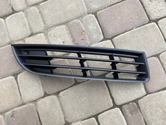 Решітка переднього бампера, права Polcar 9555272 ціна, від 7.00 USD