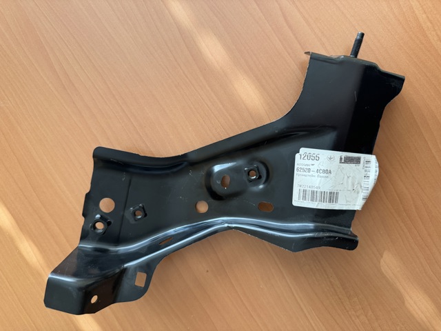 Кронштейн бампера переднього 625204CB0A Nissan/Infiniti