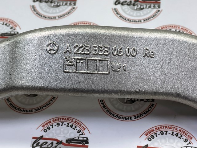 Важіль передньої підвіски нижній, правий A2233301600 Mercedes