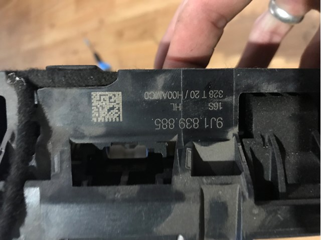 Купити 9J1839885 Porsche Тримач зовнішньої ручки дверей, задніх лівих