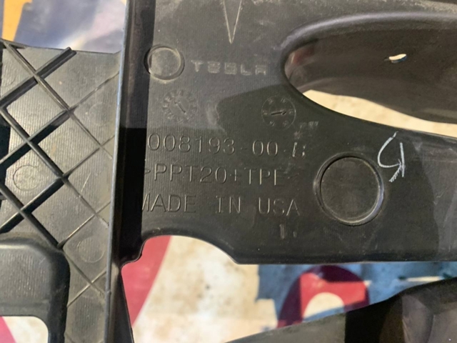 600819300B Tesla повітропровід радіатора
