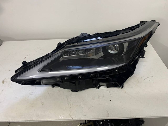 811500E580 Toyota Фара ліва передня