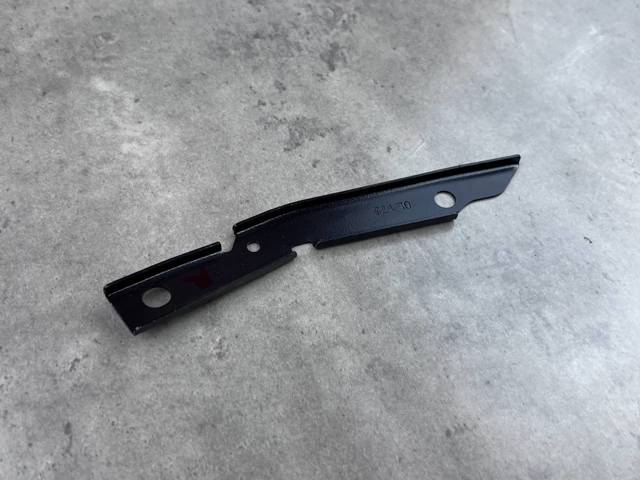 Праве кріплення переднього бампера Autotechteile 1408894 ціна, від 13.17 USD