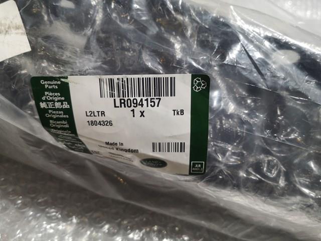 LR094157 Land Rover Кронштейн бампера переднього, центральний