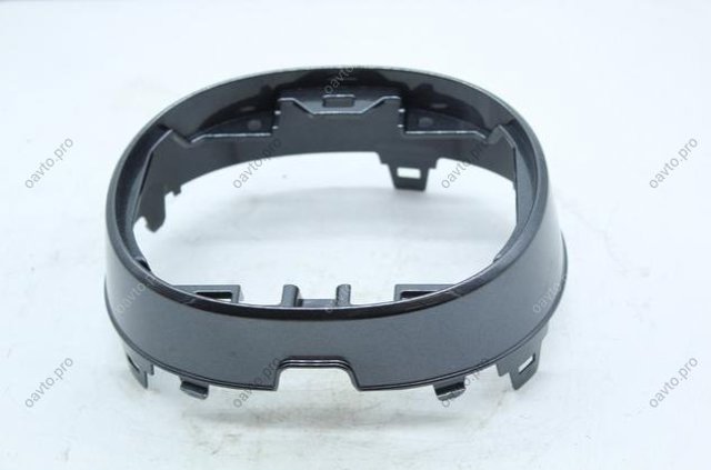 G52N50716 Mazda Кронштейн емблеми решітки радіатора