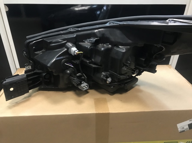 Фара права ZSB111335R Signeda