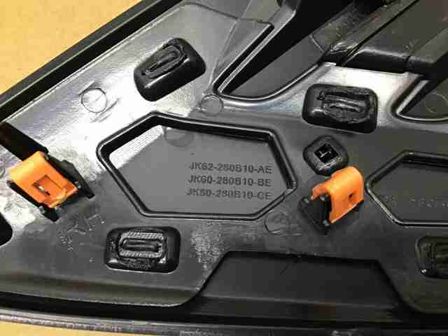 Молдинг переднього правого крила Land Rover LR098787 ціна, від 85.14 USD