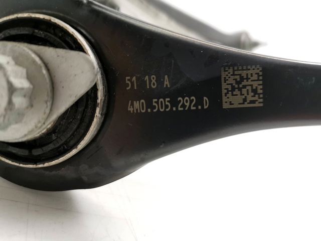 8W0505436AA VAG Цапфа поворотна права