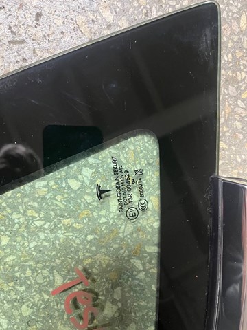 Скло багажного відсіку, праве Tesla 109875800G ціна, від 23.90 USD