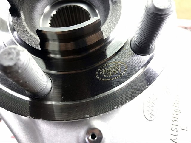 LR099019 Land Rover Цапфа поворотна ліва