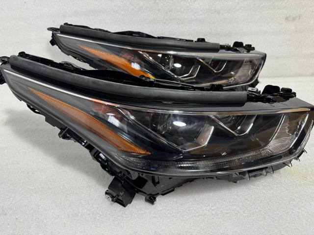 Фара правая Toyota 811100E521 ціна, від 454.16 USD