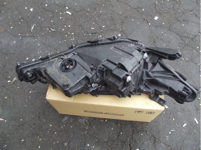 Фара ліва 8115033D31 Toyota