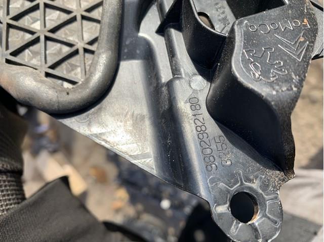 Кришка двигуна передня 9802982180 Peugeot/Citroen