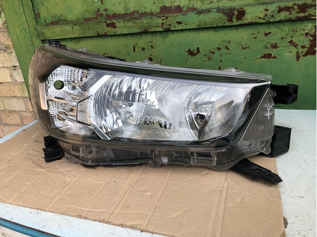 811100KJ71 Toyota Основна фара - вставка