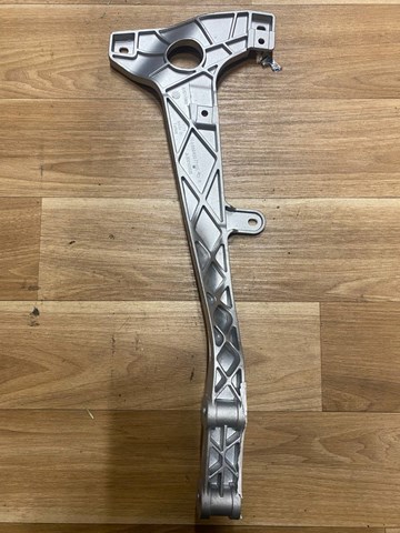 Праве кріплення переднього бампера Mercedes A9608807765 ціна, від 31.45 USD