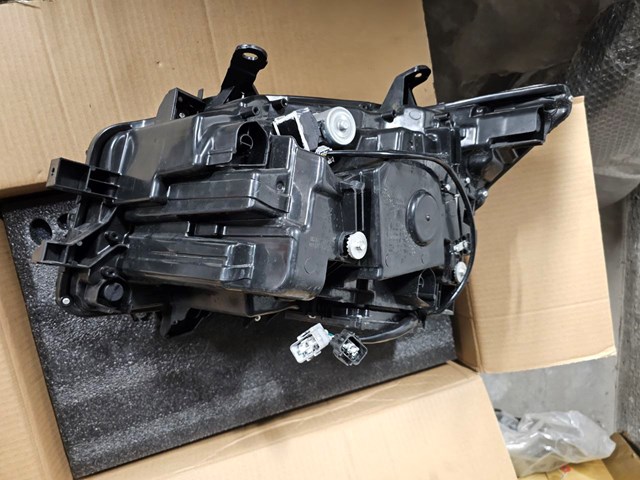 Фара передня права Toyota 8114560G21 ціна, від 823.48 USD