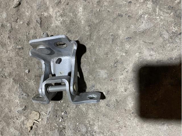 Петля заднтої двері, правої KD5372210A Mazda