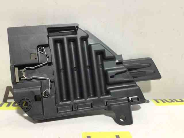 Кронштейн-адаптер кріплення фари передньої, лівої Land Rover LR066965 ціна, від 52.98 USD