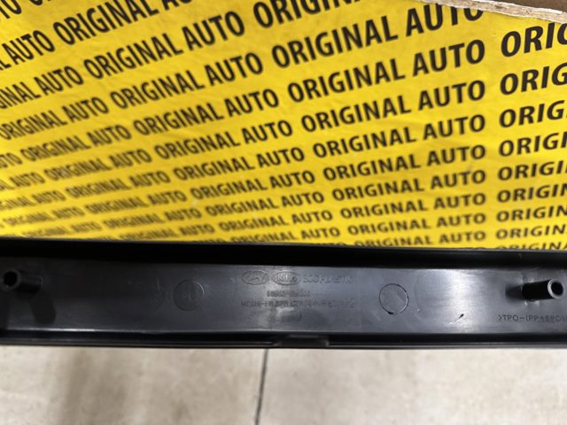 Решітка переднього бампера, центральна 865622W000 Hyundai/Kia