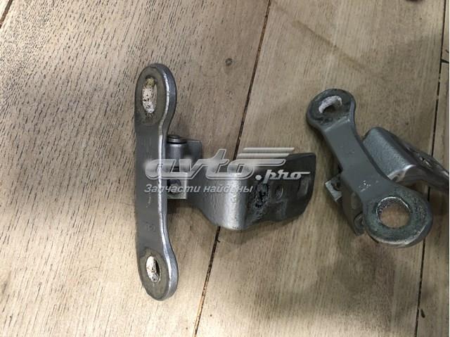 Петля заднтої двері, лівої 9228281 General Motors