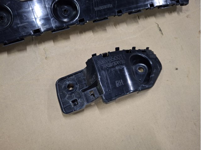 Напрямна переднього бампера, права Mazda KMV6500T1
