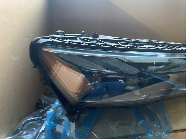 Купити 4J3941086B VAG Права блок фара