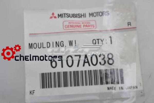 Молдинг лобового скла Mitsubishi 6107A038