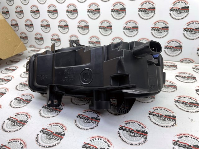 Фара протитуманна, ліва LR136869 Land Rover
