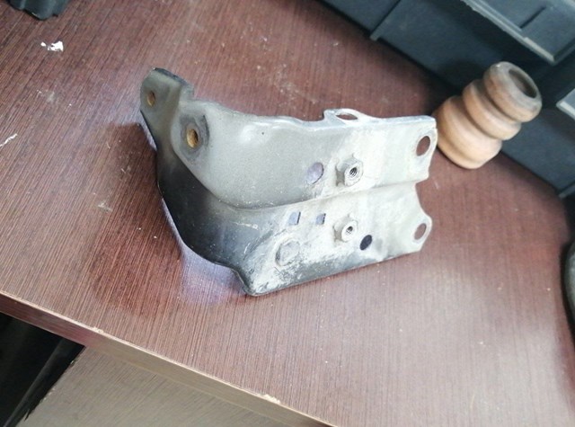 5380433040 Toyota Кронштейн кріплення крила переднього лівого, передній